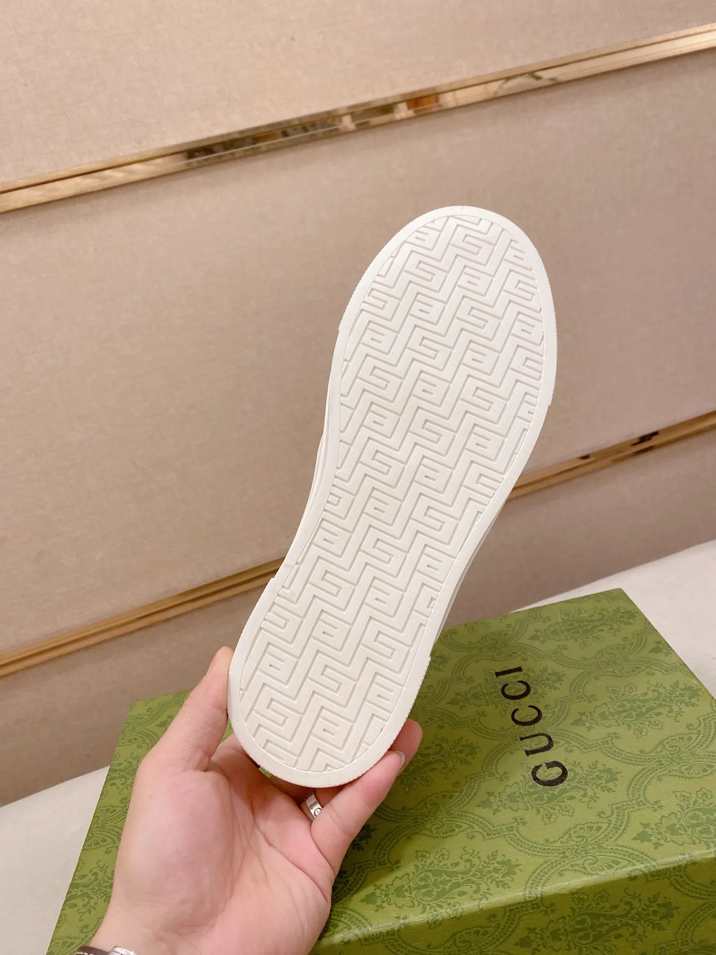 Men's shoes 💰 462💰The new GUCCI (Gucci) counters are launched simultaneously. The new men's shoes, 😘fabrics are selected from imported cowhide, and the lining is sheepskin lining. 👍🏿 High-end ☄️ air-cushion molded anti-slip rubber outsole, exquisite lines, simple and elegant, comfortable and high-end for leisure travel. Code number: 38 to 44 (45 can be customized and cannot be returned or exchanged)